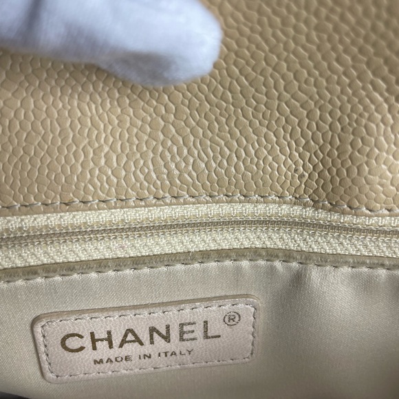Authentic
CHANEL
BEIGE QUILTED CAVIAR GRAND SHOPPING TOTE (GST) - Picture 3 of 12